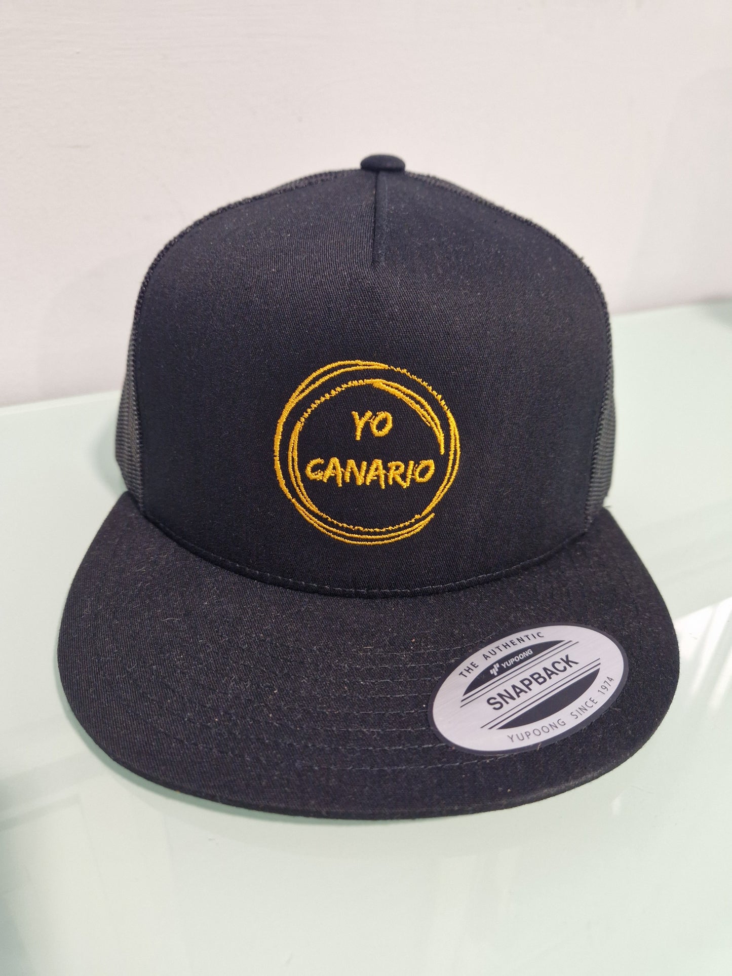 Gorra negra visera plana