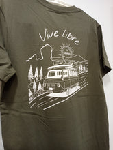 Cargar imagen en el visor de la galería, Camiseta VIVE LIBRE Verde Kaki
