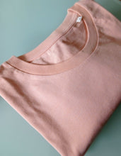 Cargar imagen en el visor de la galería, Camiseta VIVE LIBRE rosa new
